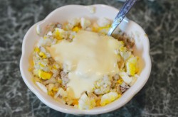 Салат из сайры консервированной с яйцом и рисом