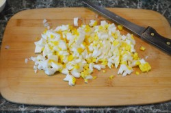 Салат из сайры консервированной с яйцом и рисом