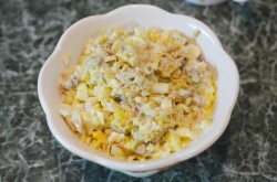 Салат из сайры консервированной с яйцом и рисом