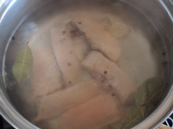 название картинки Рыбный суп уха из красной рыбы с кинзой