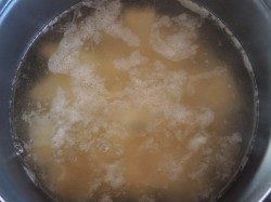 название картинки Рыбный суп уха из красной рыбы с кинзой