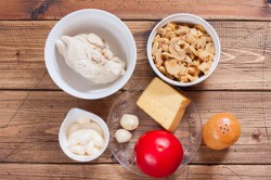 название картинки Салат Алекс с курицей и шампиньонами