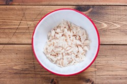 название картинки Салат Алекс с курицей и шампиньонами