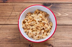 название картинки Салат Алекс с курицей и шампиньонами