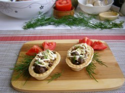 название картинки Салат Белорусский с печенью и грибами в тарталетках