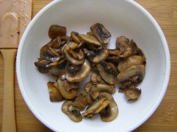 название картинки Салат Белорусский с печенью и грибами в тарталетках