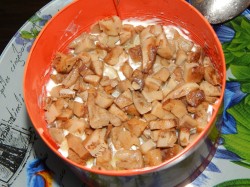 название картинки Салат Березка с грибами и курицей