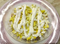 название картинки Салат Царский с икрой и кальмарами