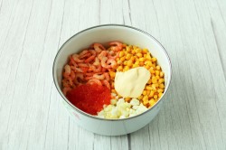 название картинки Салат Царский с креветками и красной икрой