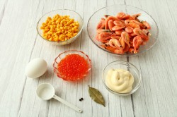 название картинки Салат Царский с креветками и красной икрой