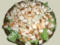 название картинки Салат Цезарь с курицей сухарями желтками