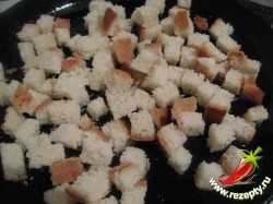 название картинки Салат Цезарь с курицей сухарями желтками