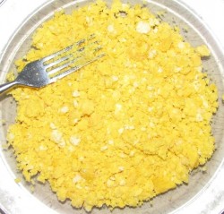 название картинки Салат Цезарь с курицей сухарями желтками