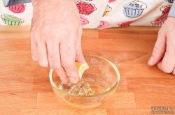 название картинки Салат Цезарь с курицей сухарями желтками