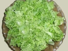 название картинки Салат Цезарь с курицей сухарями желтками