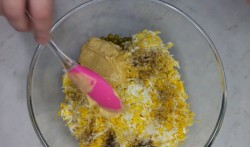 Салат Чайка с сыром, яйцами и горошком