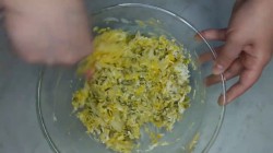 Салат Чайка с сыром, яйцами и горошком