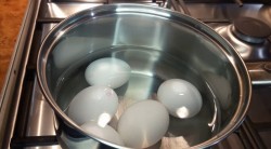 Салат Чайка с сыром, яйцами и горошком