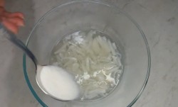 Салат Чайка с сыром, яйцами и горошком