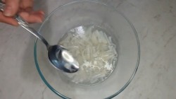 Салат Чайка с сыром, яйцами и горошком