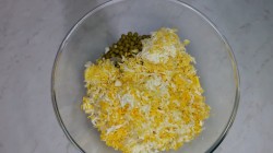 Салат Чайка с сыром, яйцами и горошком