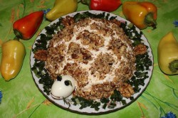 название картинки Салат Черепаха с курицей грецкими орехами и яблоками