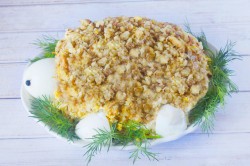 Салат черепашка с курицей и грецкими орехами