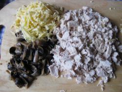 название картинки Салат Чудо с куриной грудкой и сухариками