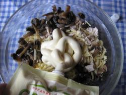 название картинки Салат Чудо с куриной грудкой и сухариками