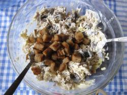 название картинки Салат Чудо с куриной грудкой и сухариками