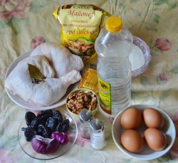 название картинки Салат Чёрный Принц с курицей и черносливом