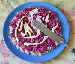 название картинки Салат Чёрный Принц с курицей и черносливом