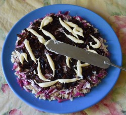 название картинки Салат Чёрный Принц с курицей и черносливом