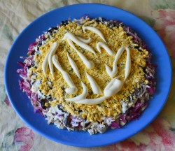 название картинки Салат Чёрный Принц с курицей и черносливом