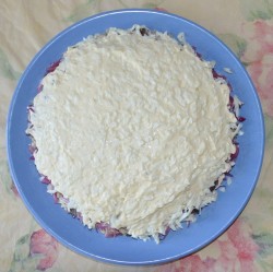 название картинки Салат Чёрный Принц с курицей и черносливом