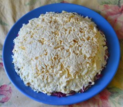 название картинки Салат Чёрный Принц с курицей и черносливом