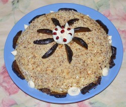 название картинки Салат Чёрный Принц с курицей и черносливом