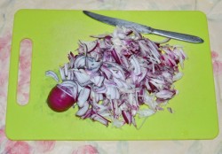 название картинки Салат Чёрный Принц с курицей и черносливом