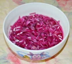 название картинки Салат Чёрный Принц с курицей и черносливом