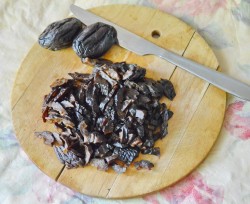 название картинки Салат Чёрный Принц с курицей и черносливом