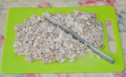 название картинки Салат Чёрный Принц с курицей и черносливом