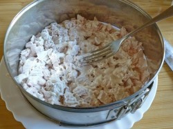 Салат Дамский каприз с курицей и черносливом