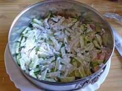 Салат Дамский каприз с курицей и черносливом