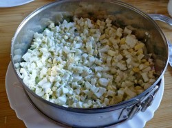 Салат Дамский каприз с курицей и черносливом