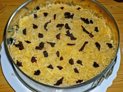 Салат Дамский каприз с курицей и черносливом