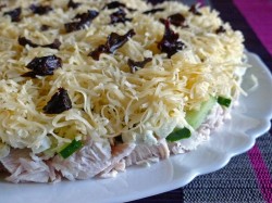 Салат Дамский каприз с курицей и черносливом