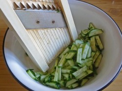 Салат Дамский каприз с курицей и черносливом