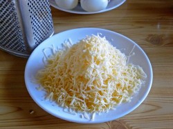 Салат Дамский каприз с курицей и черносливом