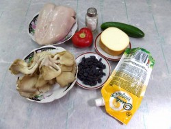 название картинки Салат Арбузная долька с курицей и грибами