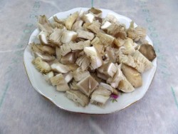 название картинки Салат Арбузная долька с курицей и грибами